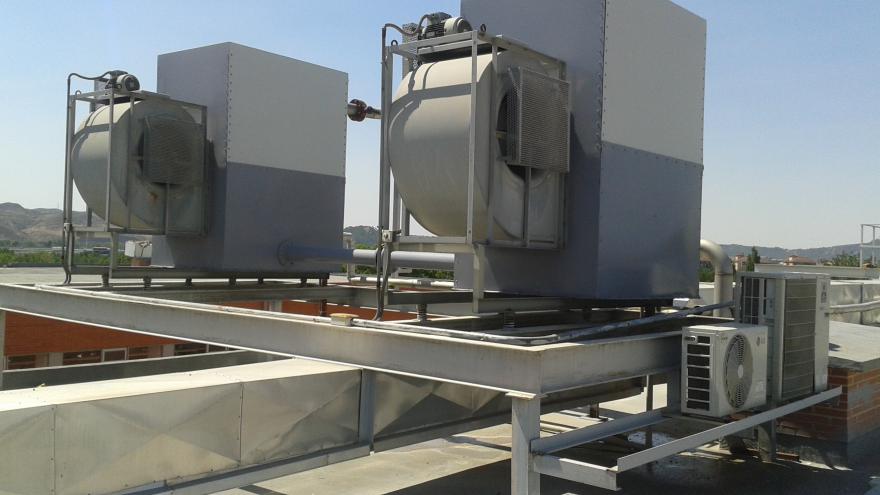 Imagen de un tejado con dos torres de refrigeración