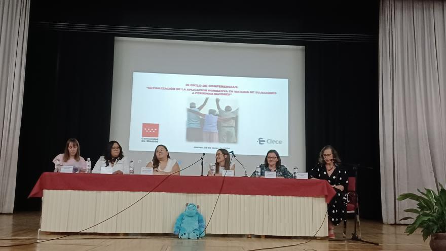 Mujeres conferenciantes sentadas 