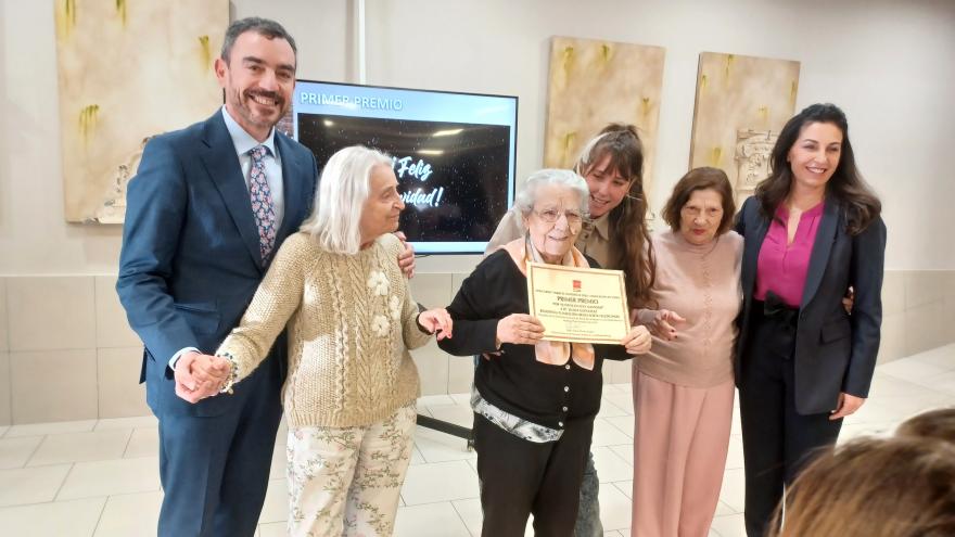 Grupo de mujeres recibiendo un premio