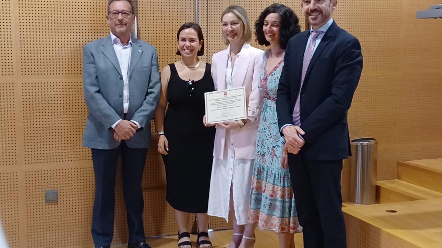 Grupo de personas posando en entrega de premios