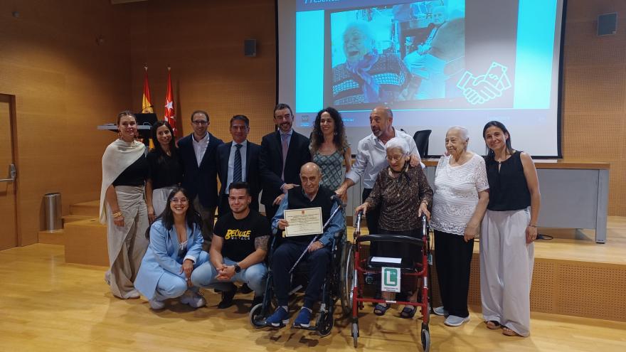 Grupo de premiados posando