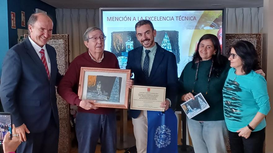 Grupo de personas entregando premios