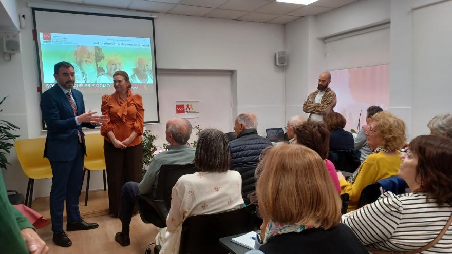 Grupo de personas mayores asistentes a una presentación 