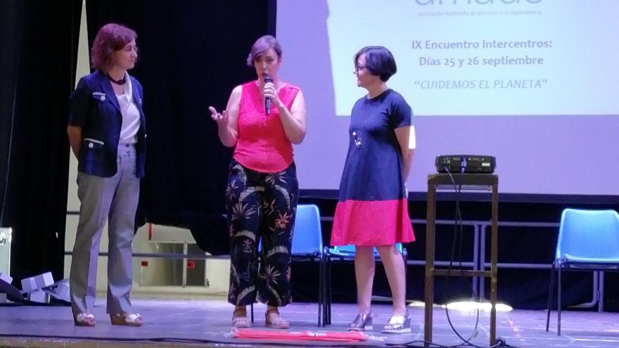 Mujer en un escenario presentando un acto 