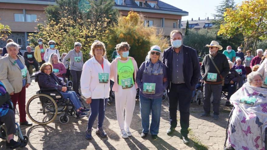 Grupo de personas con mascarilla