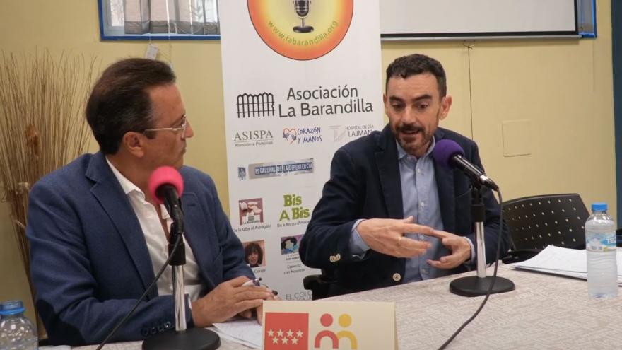 Dos hombres hablando delante micrófono