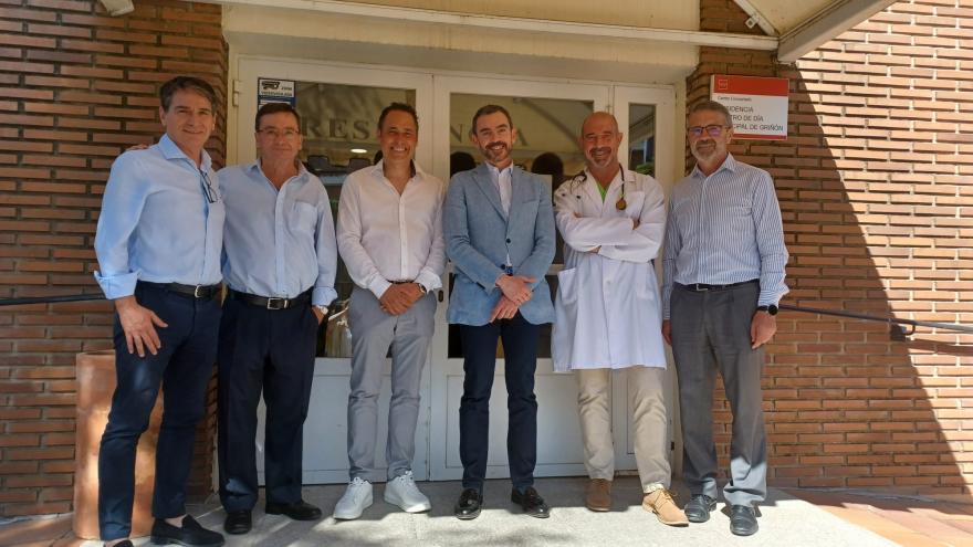Grupo de hombres posando para una foto