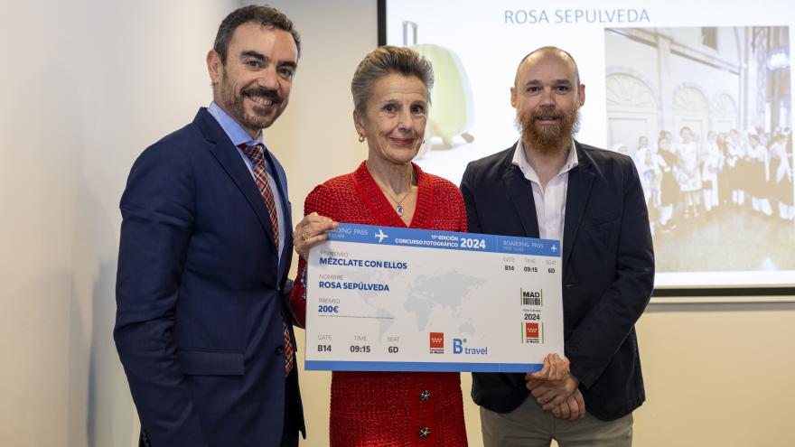 Entrega de premio a la ganadora
