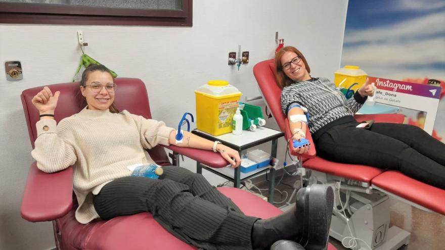 Usarios del centro donando sangre