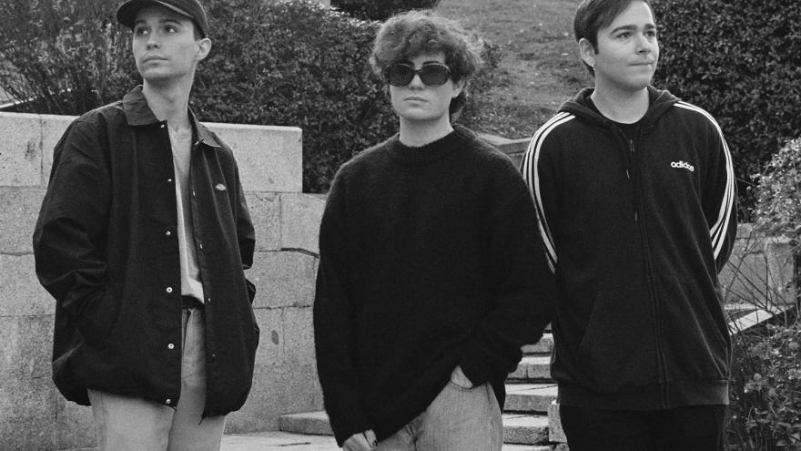 Tres jóvenes observan al horizonte en una foto en blanco y negro