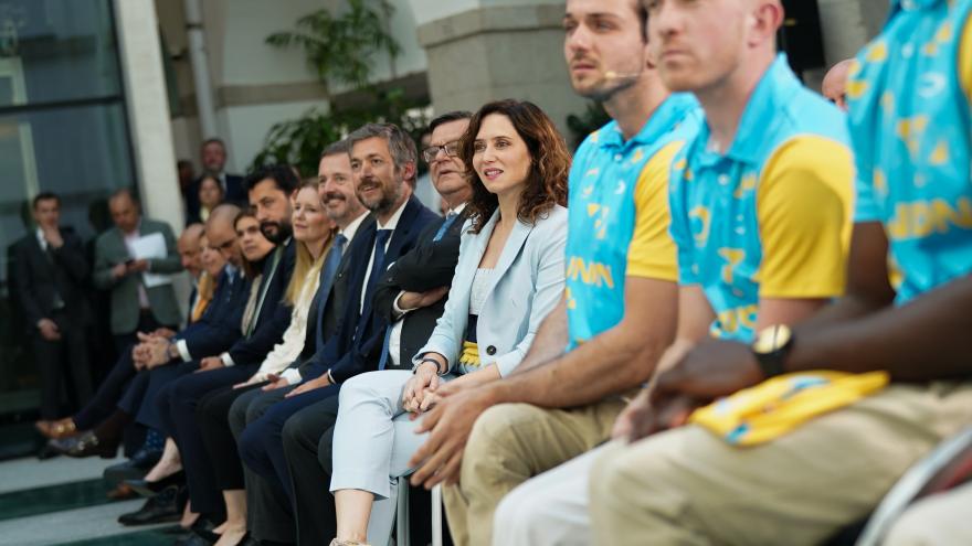 La presidenta Isabel Díaz Ayuso junto al Club Deportivo Ilunion de Baloncesto en Silla de Ruedas