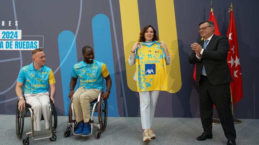 La presidenta Isabel Díaz Ayuso junto al Club Deportivo Ilunion de Baloncesto en Silla de Ruedas