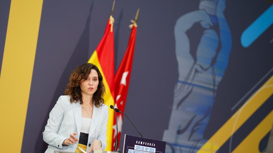 La presidenta Isabel Díaz Ayuso junto al Club Deportivo Ilunion de Baloncesto en Silla de Ruedas