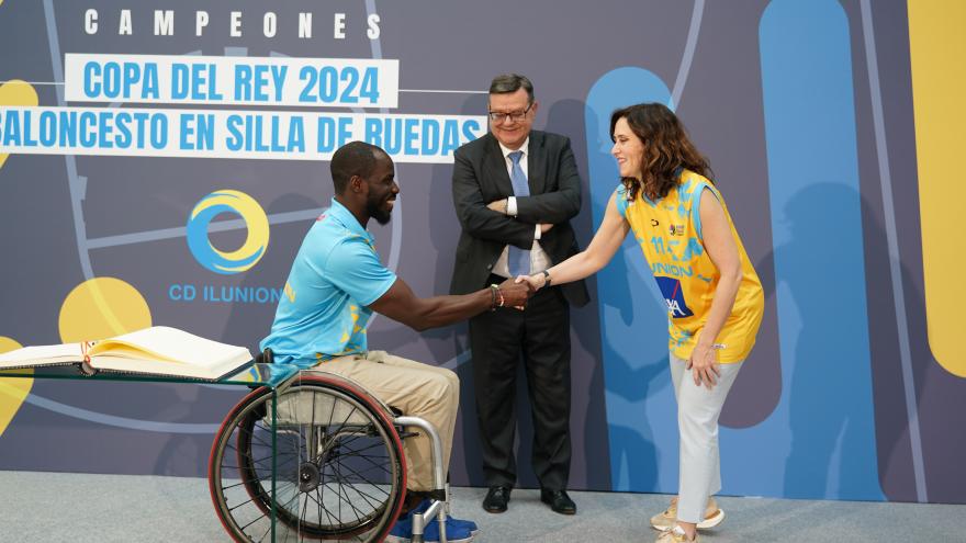 La presidenta Isabel Díaz Ayuso junto al Club Deportivo Ilunion de Baloncesto en Silla de Ruedas