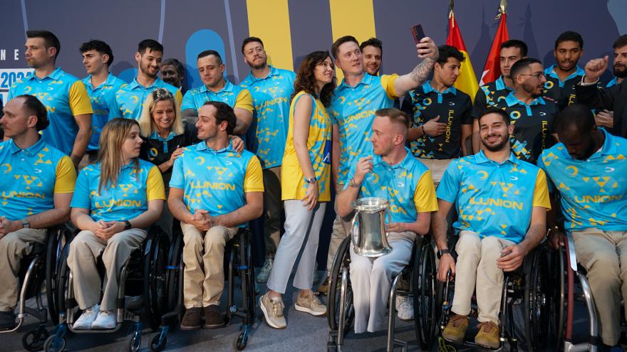 La presidenta Isabel Díaz Ayuso junto al Club Deportivo Ilunion de Baloncesto en Silla de Ruedas