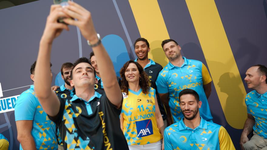 La presidenta Isabel Díaz Ayuso junto al Club Deportivo Ilunion de Baloncesto en Silla de Ruedas