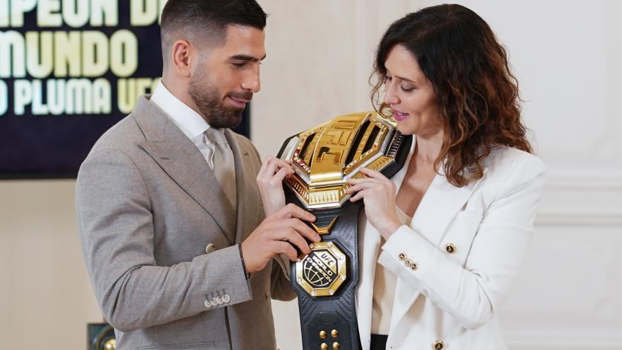 La presidenta junto a Ilia Topuria