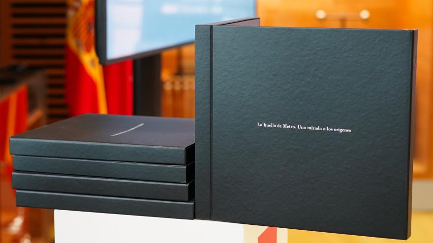 La Comunidad de Madrid publica el libro La Huella de Metro, un proyecto de investigación que recupera la historia de la región a través de su red del suburbano Los consejeros Jorge Rodrigo y Mariano de Paco