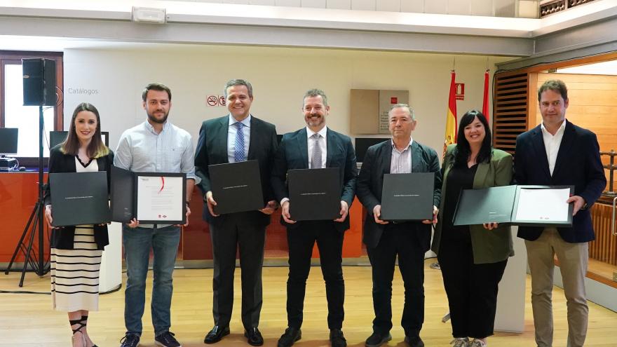 La Comunidad de Madrid publica el libro La Huella de Metro, un proyecto de investigación que recupera la historia de la región a través de su red del suburbano Los consejeros Jorge Rodrigo y Mariano de Paco