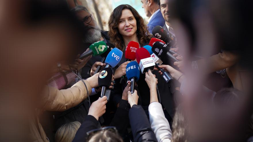 Isabel Díaz Ayuso con los empresarios del Bajo Llobregat