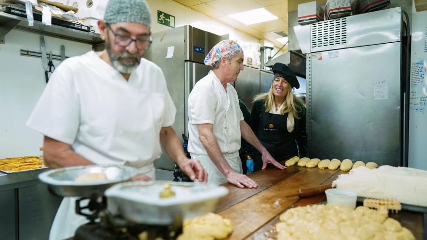 La consejera Rocío Albert haciendo torrijas