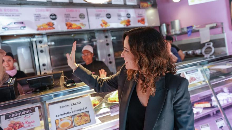 Isabel Díaz Ayuso con los empresarios del Bajo Llobregat