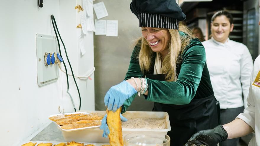 La consejera Rocío Albert haciendo torrijas