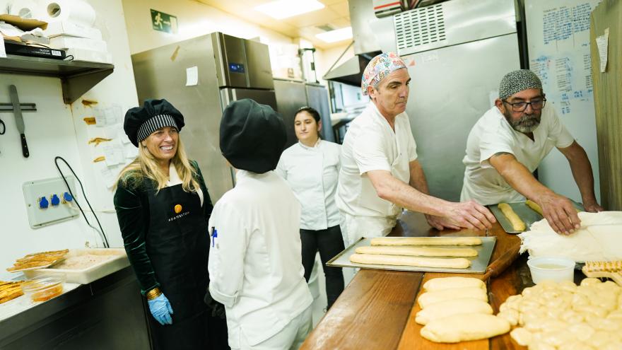 La consejera Rocío Albert haciendo torrijas