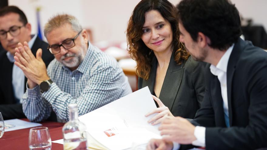 Isabel Díaz Ayuso con los empresarios del Bajo Llobregat