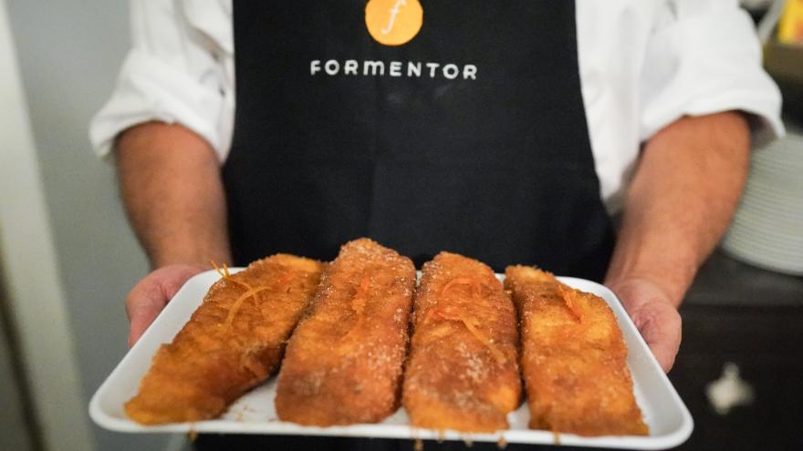 La consejera Rocío Albert haciendo torrijas