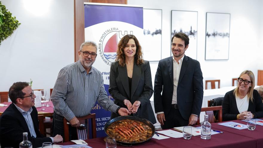 Isabel Díaz Ayuso con los empresarios del Bajo Llobregat