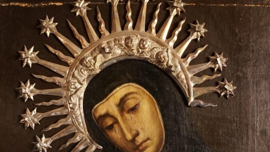imagen en detalle de una pintura representando un rostro femenino con lágrimas