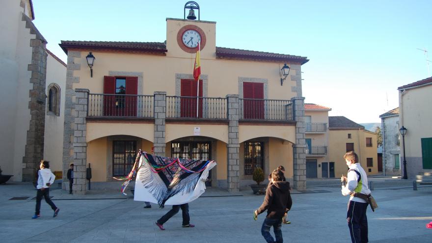 Plaza del Ayuntamiento con personas cruzándola