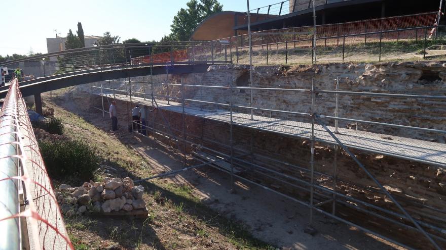 andamios de obra colocados sobre el foso de un castillo