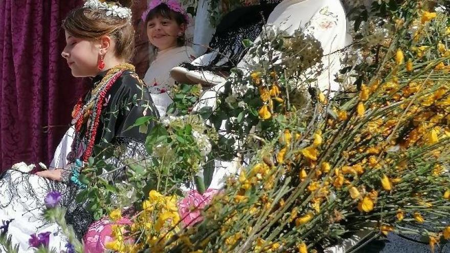 Una niñas durante las fiestas disfrazadas 