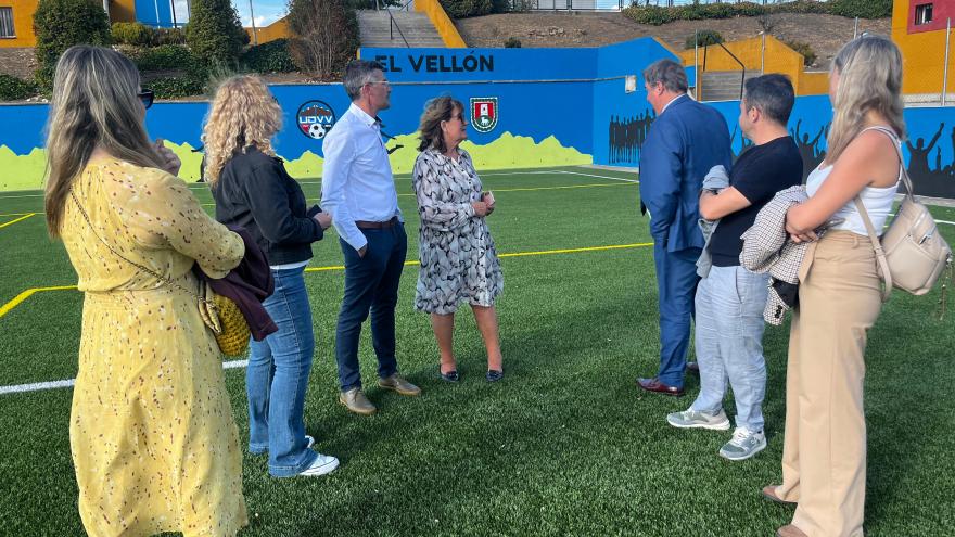 La Comunidad de Madrid renueva el césped de los campos de fútbol en Guadarrama y El Vellón El viceconsejero de Presidencia y Administración Local