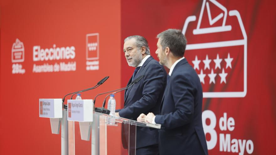 La Comunidad de Madrid estrena un operativo multimedia para los resultados del 28-M con información en tiempo real a pie de calle El consejero y el viceconsejero en rueda de prensa