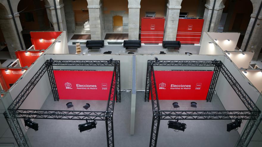 La Comunidad de Madrid estrena un operativo multimedia para los resultados del 28-M con información en tiempo real a pie de calle La sala de rueda de prensa que se ha dispuesto