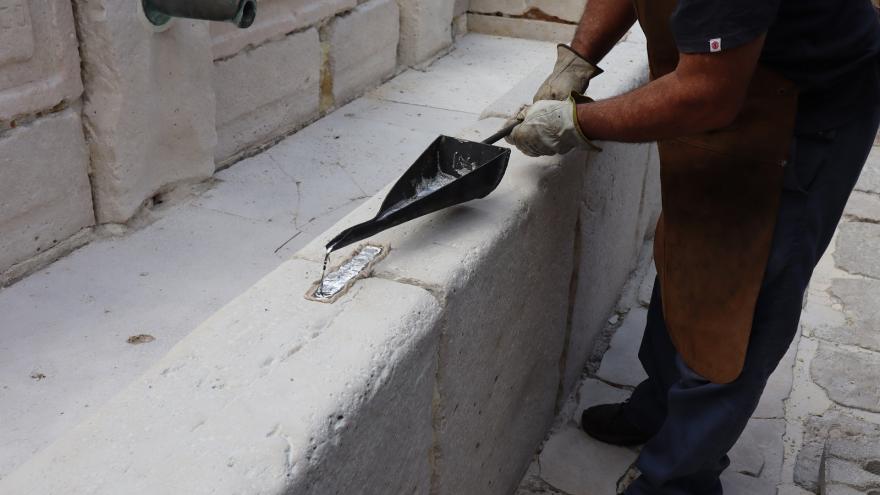 proceso de emplomado en una fuente de piedra