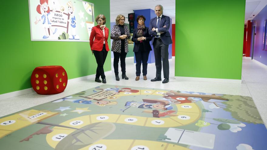 El consejero visitando el aula donde también se imparten estos cursos a estudiantes de Primaria