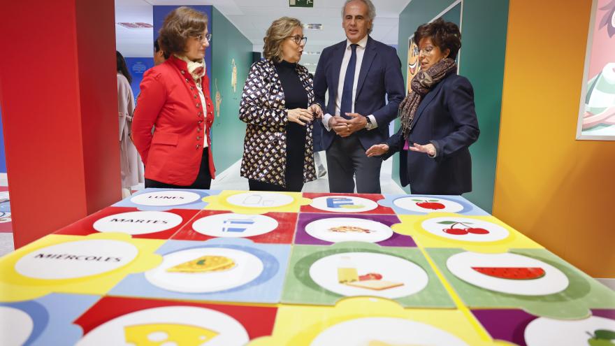 El consejero visitando el aula donde también se imparten estos cursos a estudiantes de Primaria