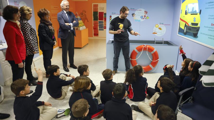 El consejero visitando el aula donde también se imparten estos cursos a estudiantes de Primaria