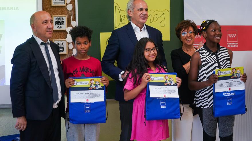 El consejero en funciones en su visita a la escuela