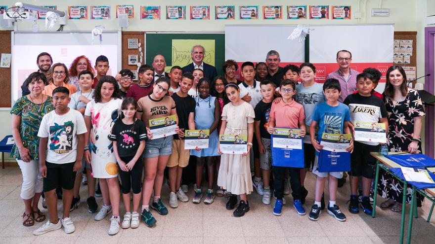 El consejero en funciones en su visita a la escuela