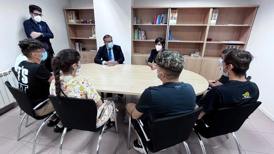 El consejero Enrique López habla con los jóvenes en una mesa redonda
