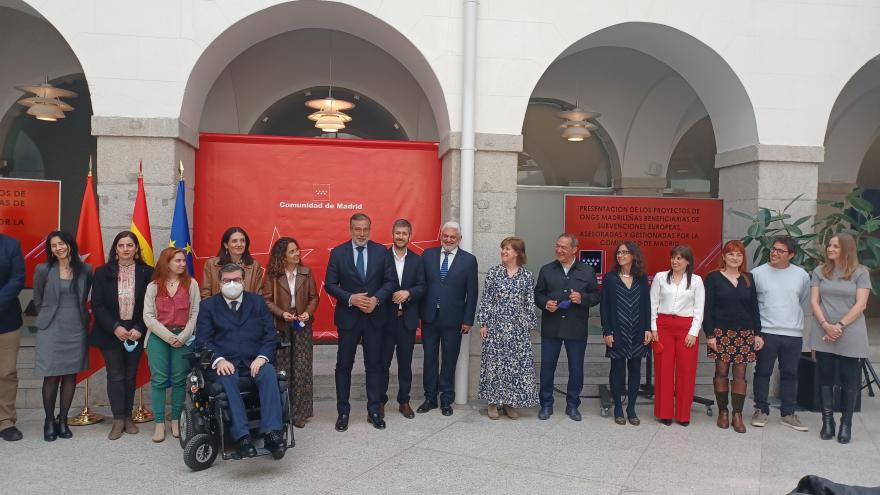 El consejero de Presidencia, Enrique López, en el encuentro con los representantes de los beneficiarios de estas ayudas