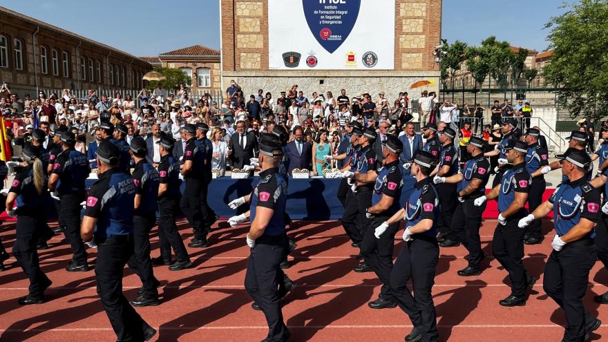 Los agentes marchan y detrás hay una mesa con el consejero Enrique López y otros asistentes