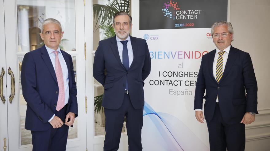 El consejero acompañado de los representantes del reconocimiento