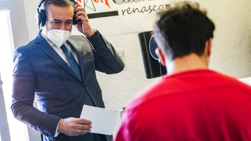 El consejero quitándose un auricular tras grabar su mensaje de radio