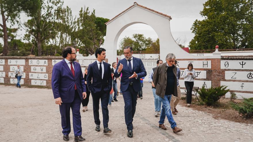 El consejero Enrique López en su visita a la Venta